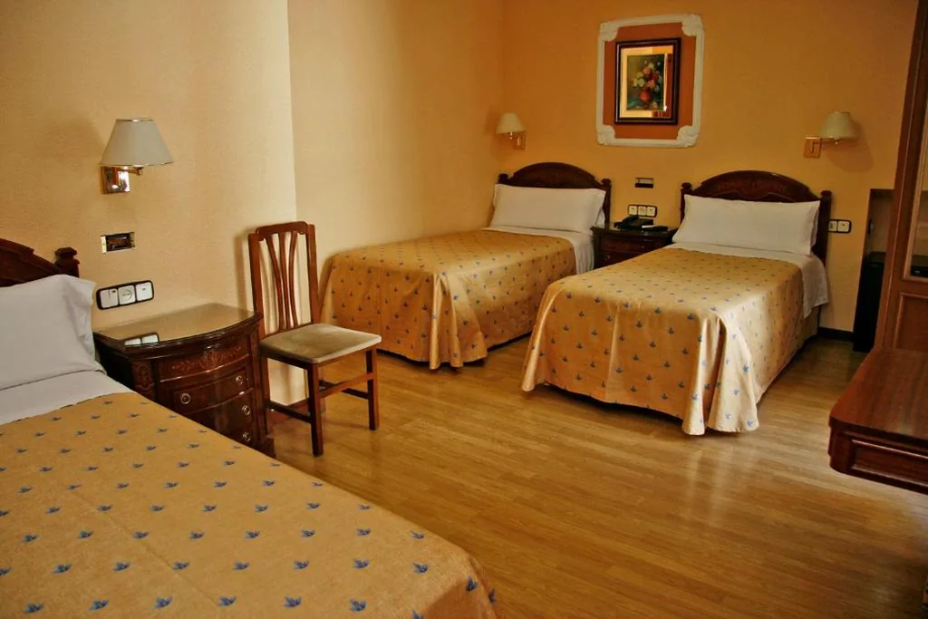 Habitación Triple — Hostal Victoria III