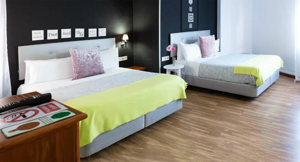Habitación Cuádruple Clásica — Hostal Victoria - SELF CHECK-IN