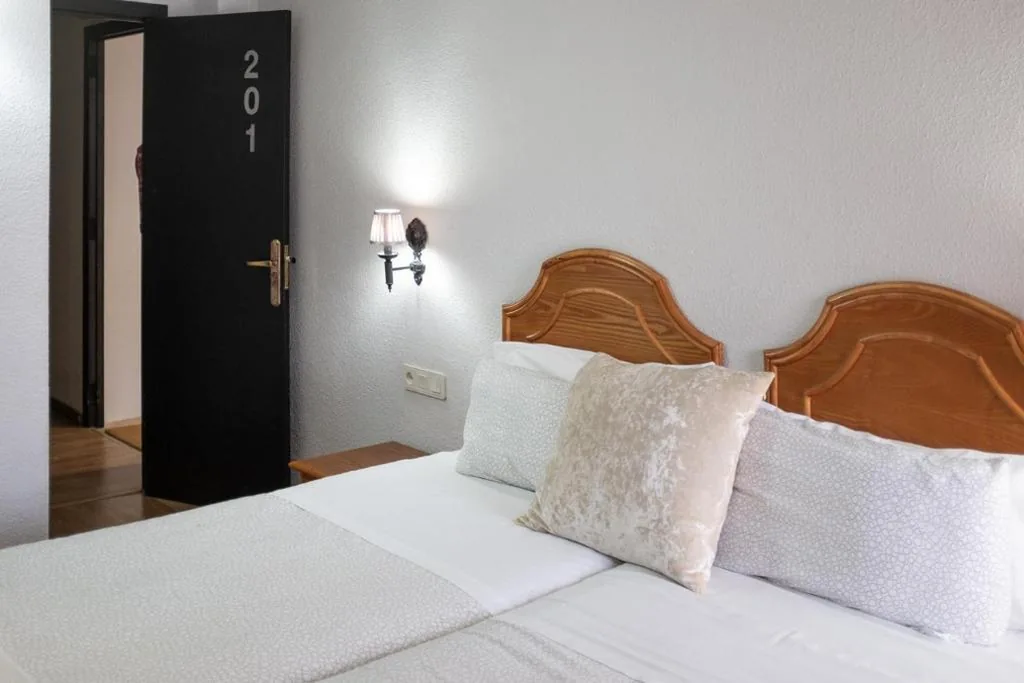 Habitación Doble - 2 camas — Hostal Victoria - SELF CHECK-IN