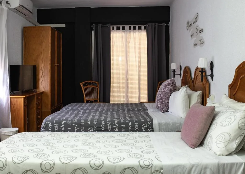 Habitación Triple — Hostal Victoria - SELF CHECK-IN