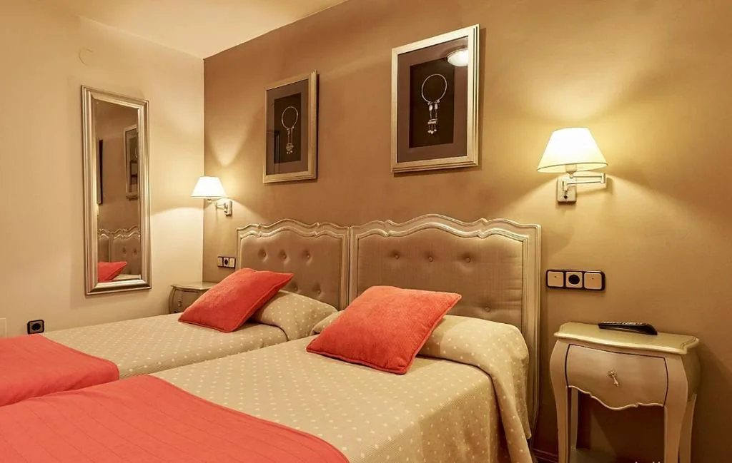 Habitación Doble - 2 camas — Hostal Vidaller