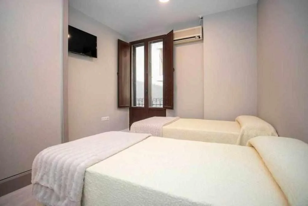 Zweibettzimmer mit externem eigenem Bad — Hostal Viena Plaza Nueva