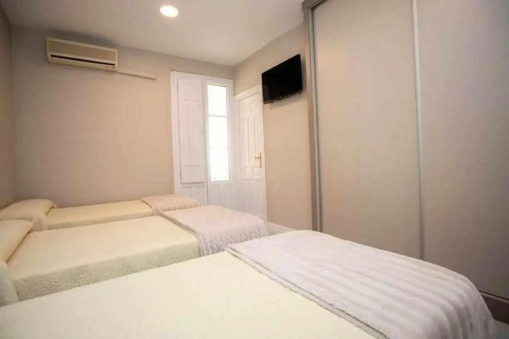 Dreibettzimmer — Hostal Viena Plaza Nueva