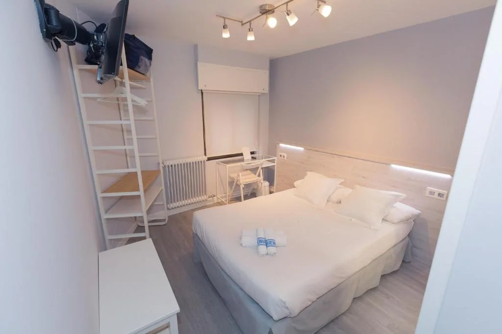 DOBLE BAÑO FUERA CAMA DOBLE — Hostal Viena