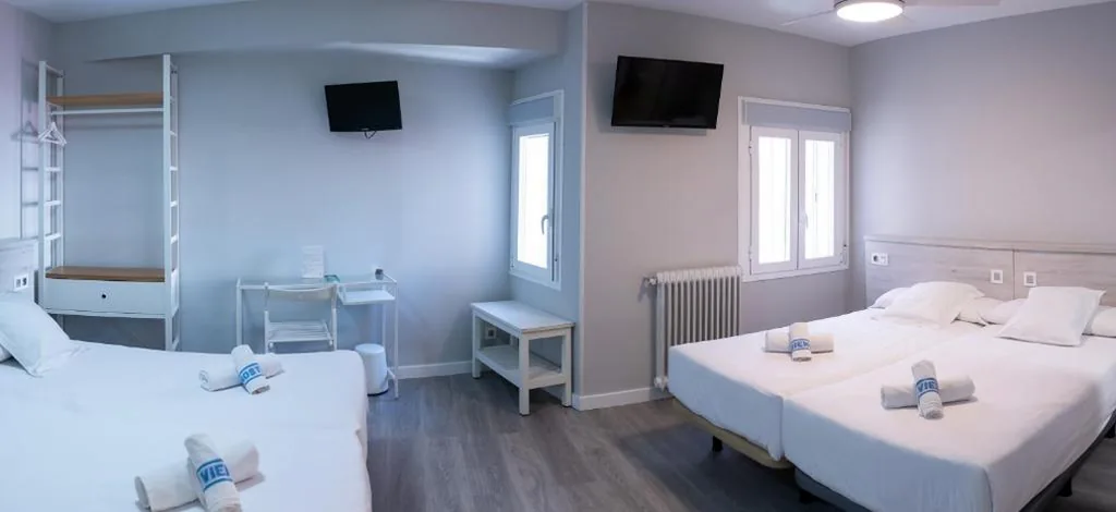 Habitación Cuádruple con baño privado — Hostal Viena