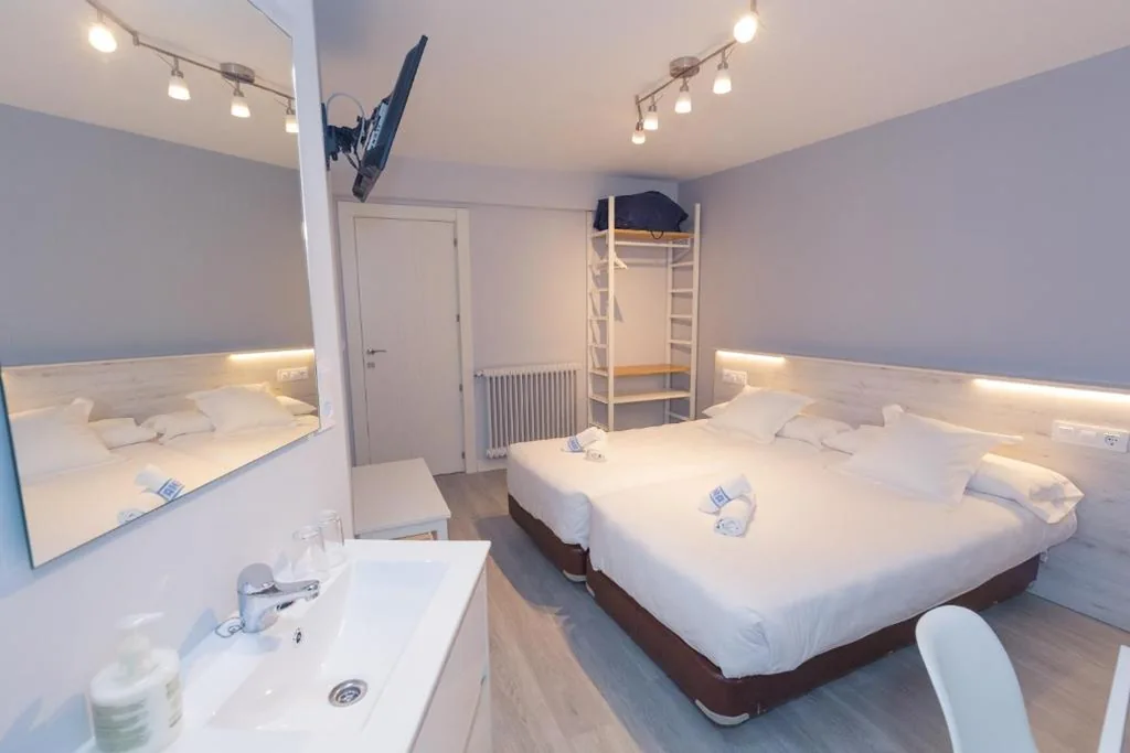Habitación Doble con baño compartido - 2 camas — Hostal Viena