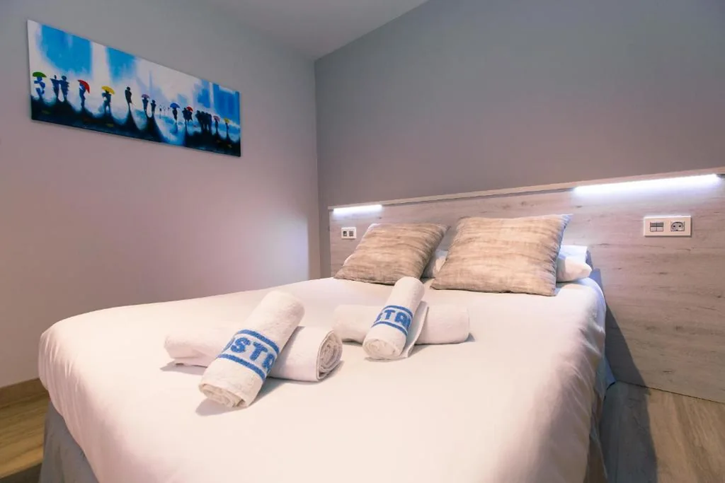 Habitación Doble con baño privado - 1 cama doble — Hostal Viena