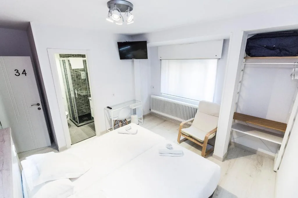 Habitación Doble con baño privado - 2 camas — Hostal Viena