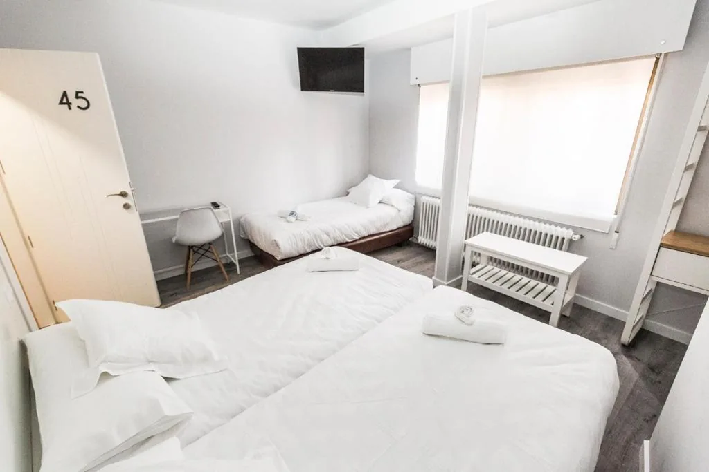 Habitación Doble con cama supletoria y baño privado - 2 camas — Hostal Viena