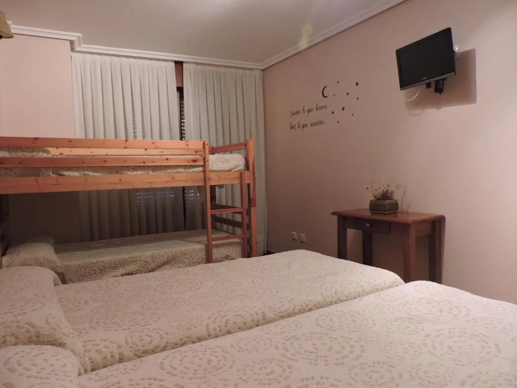 Quarto Quádruplo com casa de banho privativa — Hostal Villa de Navarrete