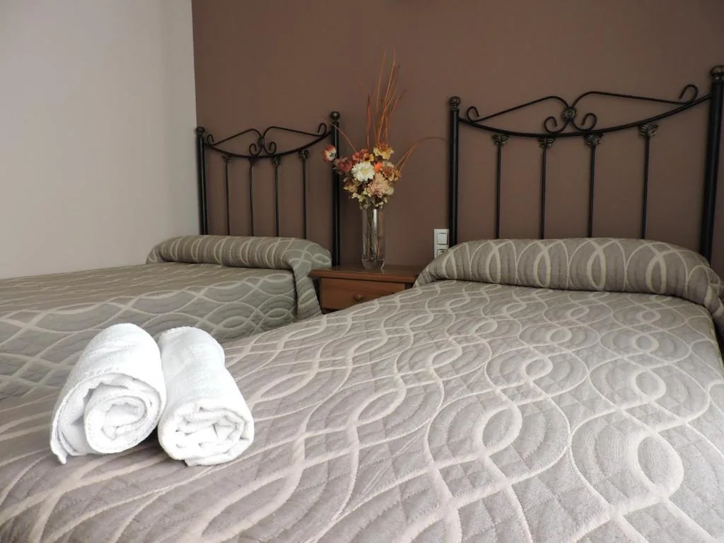 Quarto Duplo com casa de banho privativa - 2 camas — Hostal Villa de Navarrete