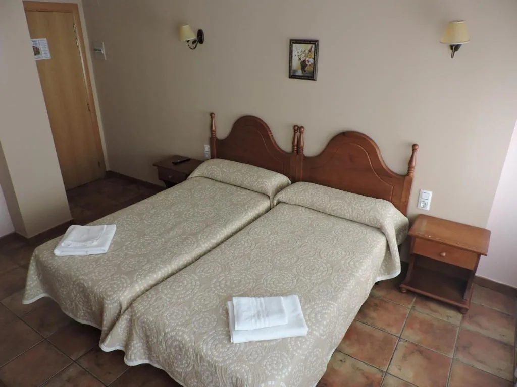 Quarto Duplo com casa de banho privativa — Hostal Villa de Navarrete