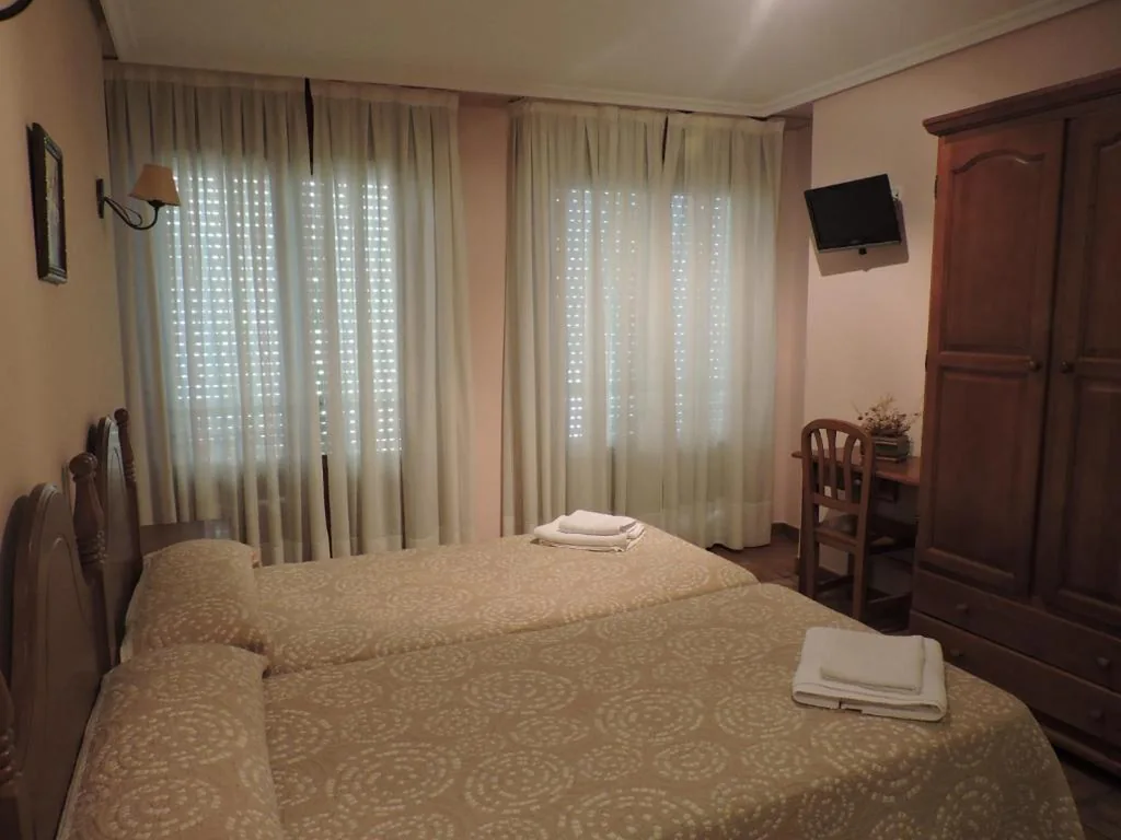 Quarto Triplo com casa de banho privativa — Hostal Villa de Navarrete
