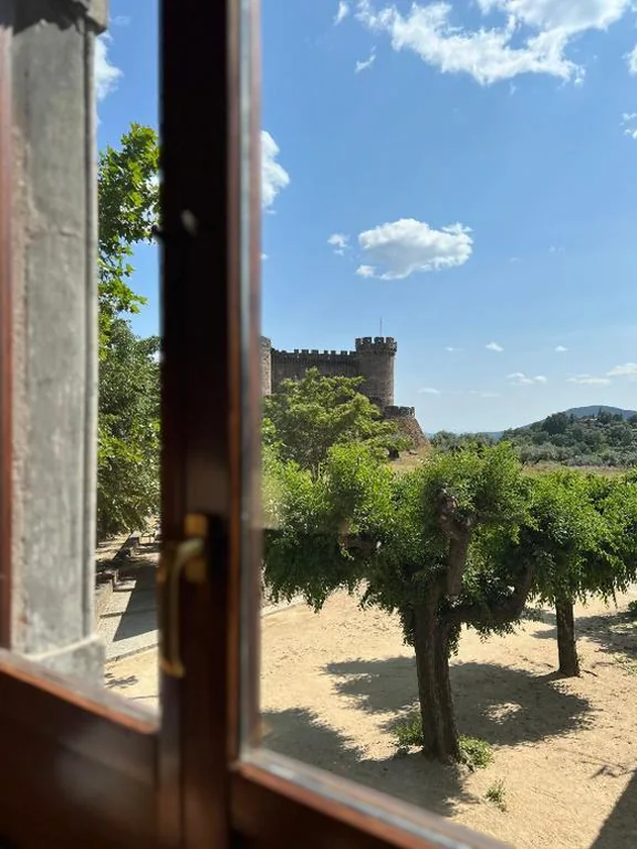 Quarto Triplo com vistas — Hostal Villa el Colmenar