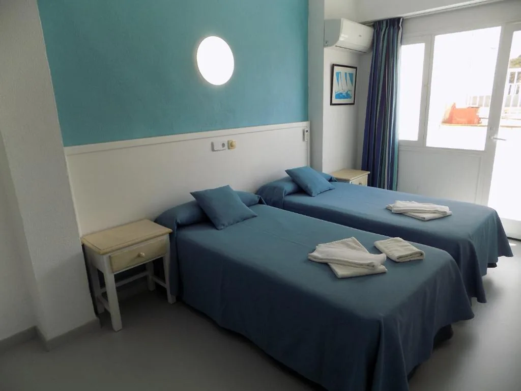 Camera doppia con balcone e bagno in comune — Hostal Villa Maruja