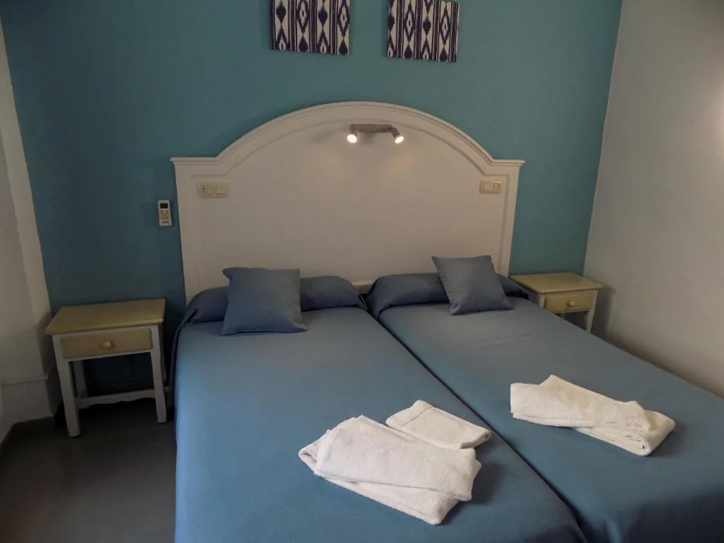 Camera doppia con bagno in comune - 2 letti — Hostal Villa Maruja