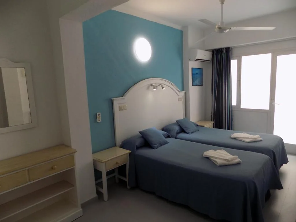 Camera doppia Standard con balcone - 2 letti — Hostal Villa Maruja
