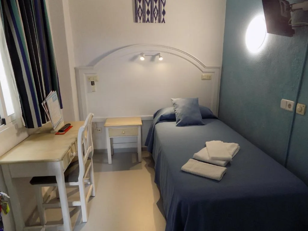 Camera singola con bagno in comune — Hostal Villa Maruja