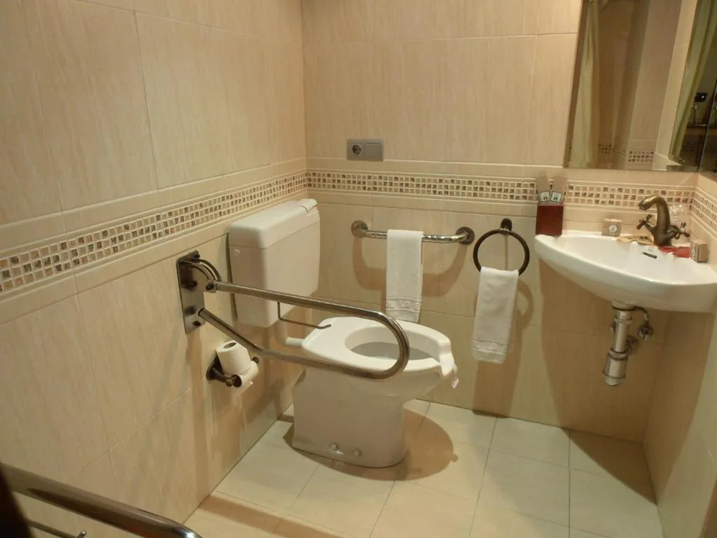 Zimmer mit Kingsize-Bett und bodengleicher Dusche – barrierefrei — Hostal Virgen de la Encina
