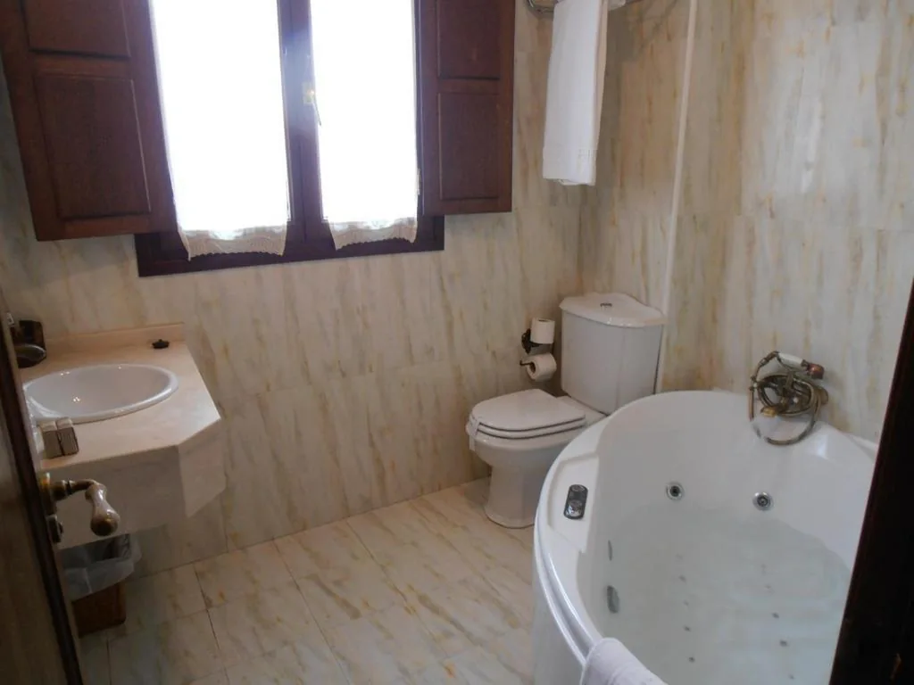 Doppelzimmer mit Whirlpool-Badewanne — Hostal Virgen de la Encina