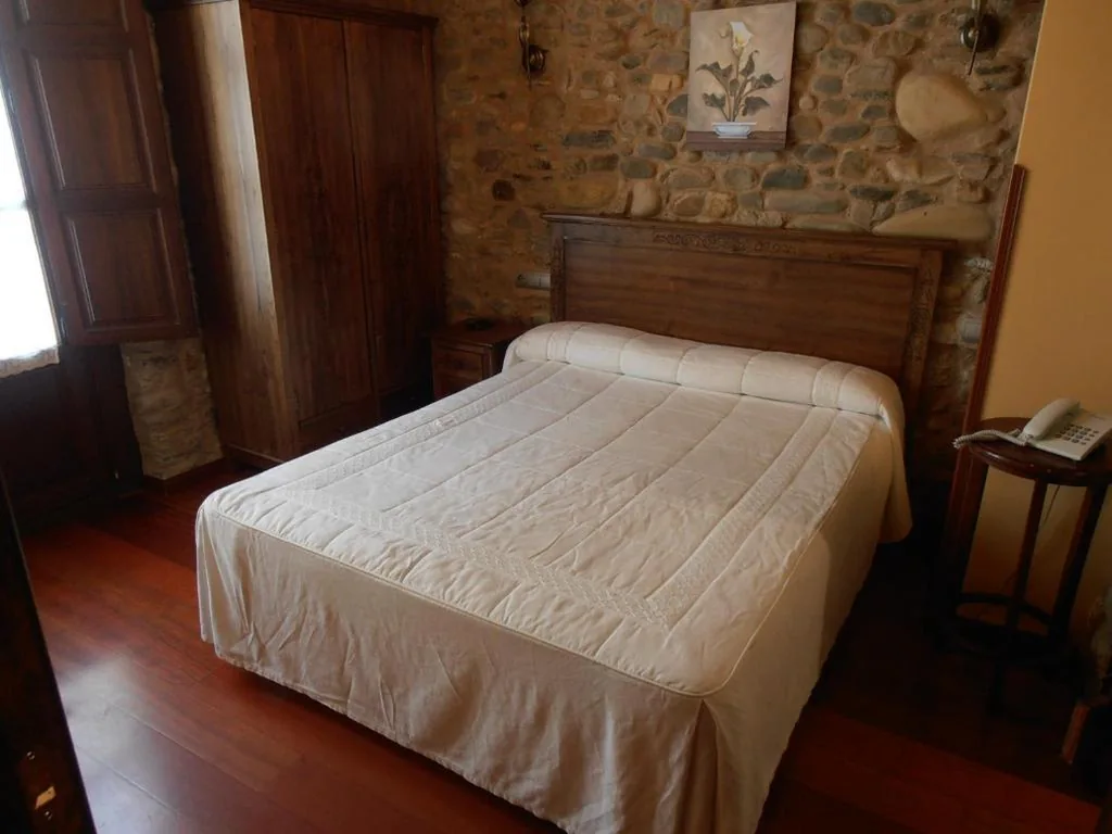Doppelzimmer mit eigenem Bad (2 Erwachsene) — Hostal Virgen de la Encina