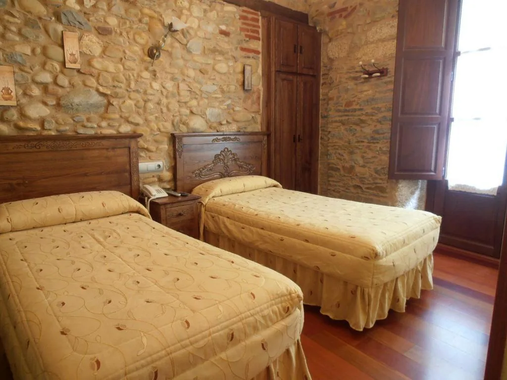 Doppelzimmer mit eigenem Bad – 2 Betten — Hostal Virgen de la Encina