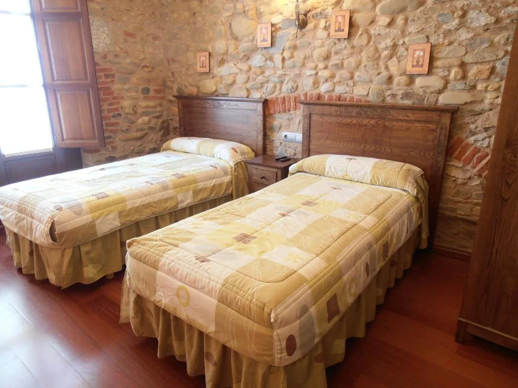 Doppelzimmer mit eigenem Bad – 2 Betten — Hostal Virgen de la Encina