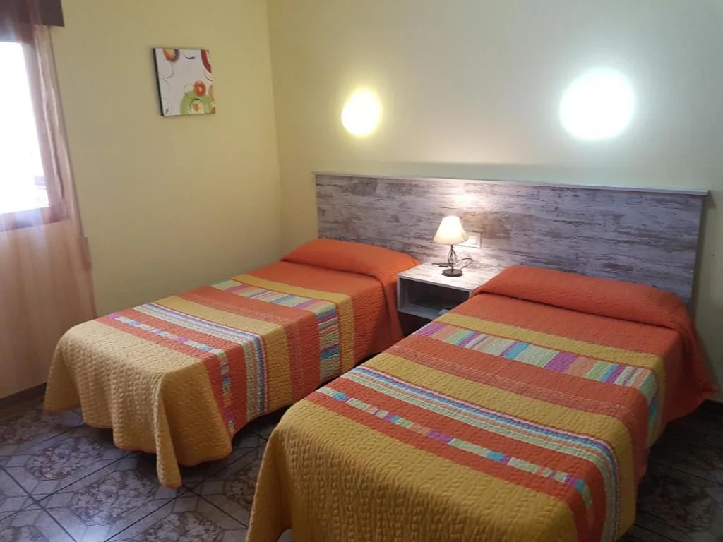 Tweepersoonskamer met eigen badkamer - 2 bedden — Hostal Virgen Del Rocío