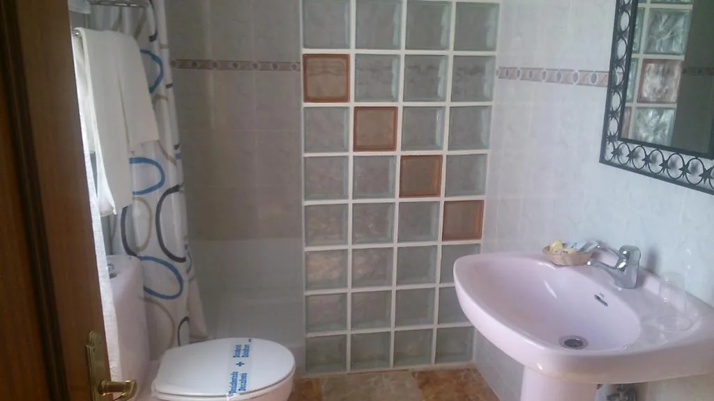 Tweepersoonskamer met eigen badkamer — Hostal Virgen Del Rocío