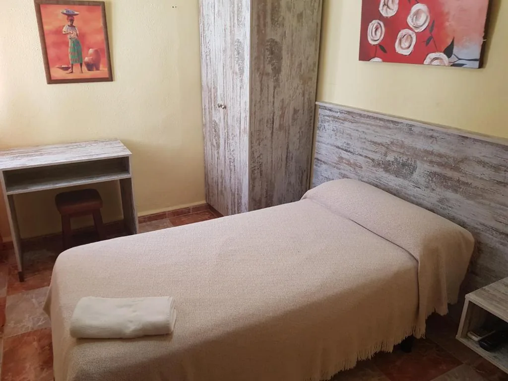 Eenpersoonskamer met eigen badkamer — Hostal Virgen Del Rocío