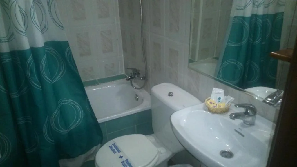 Standaard driepersoonskamer met eigen badkamer — Hostal Virgen Del Rocío