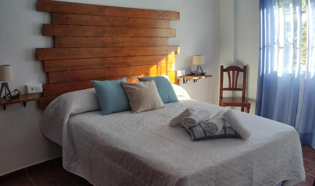 Habitación Doble con baño privado — Hostal Vista a la Sierra