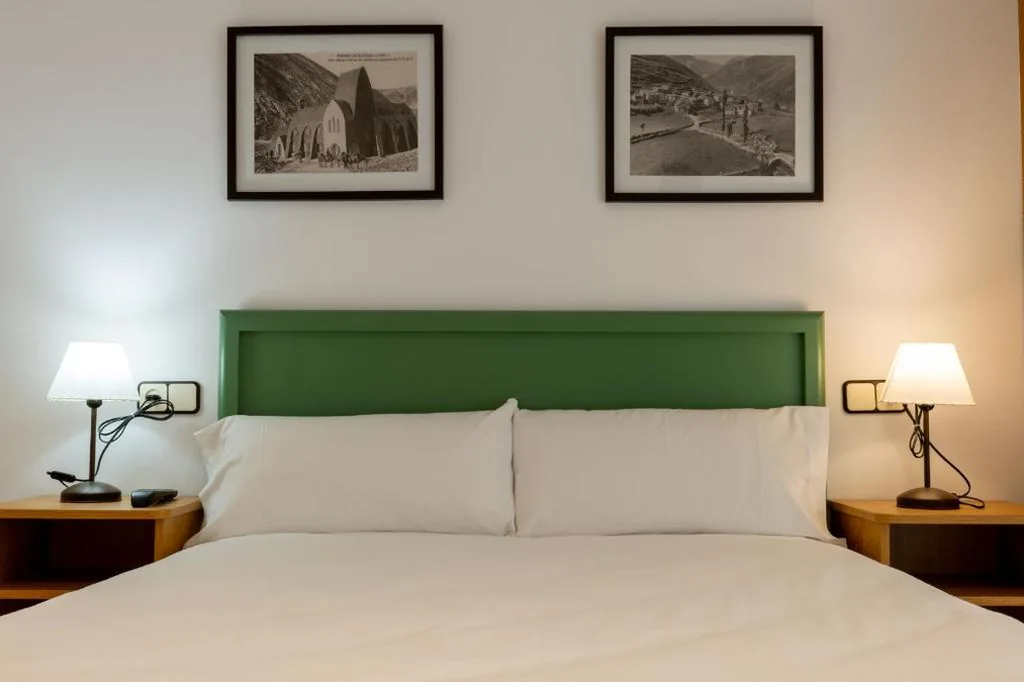 Habitación con cama grande — Hostal Xic
