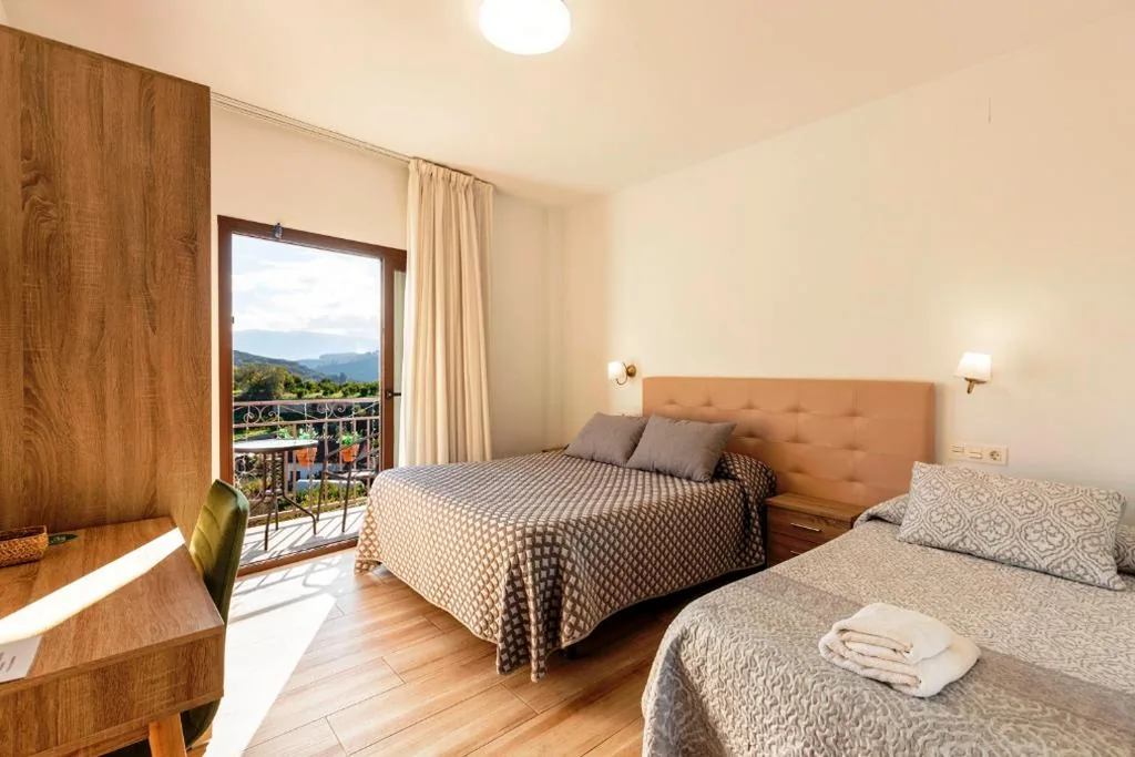 Chambre double avec lit d’appoint – 1 ou 2 lits — Hostal y Apartamento Rural Los Naranjos