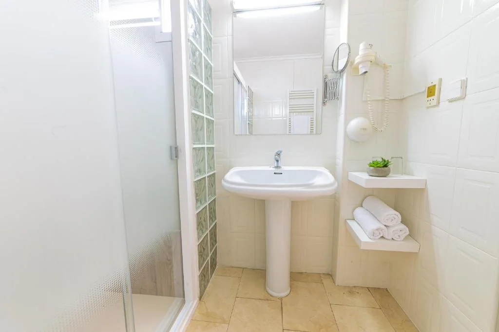 Camera Doppia - 1 o 2 letti — Hostal Ya