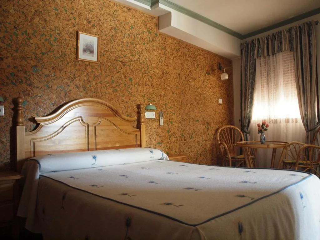 Doppelzimmer mit Küchenzeile — Hostal Yuste