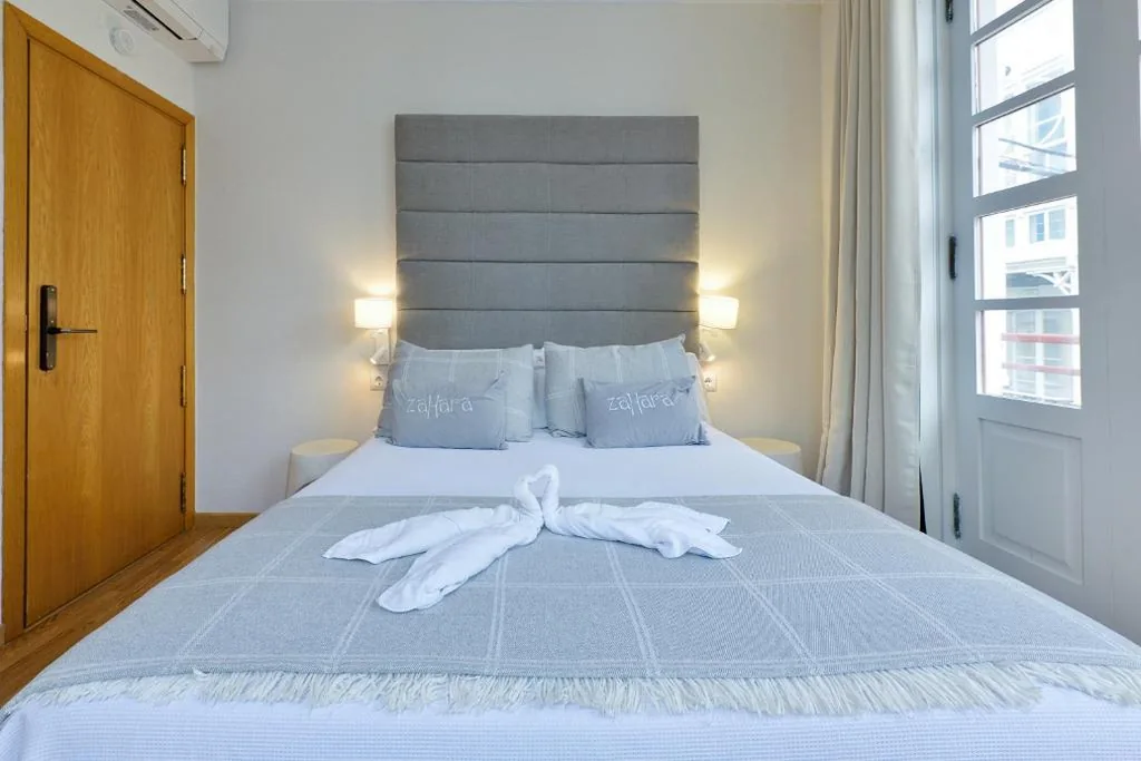 Camera con letto matrimoniale e balcone — Hostal Zahara
