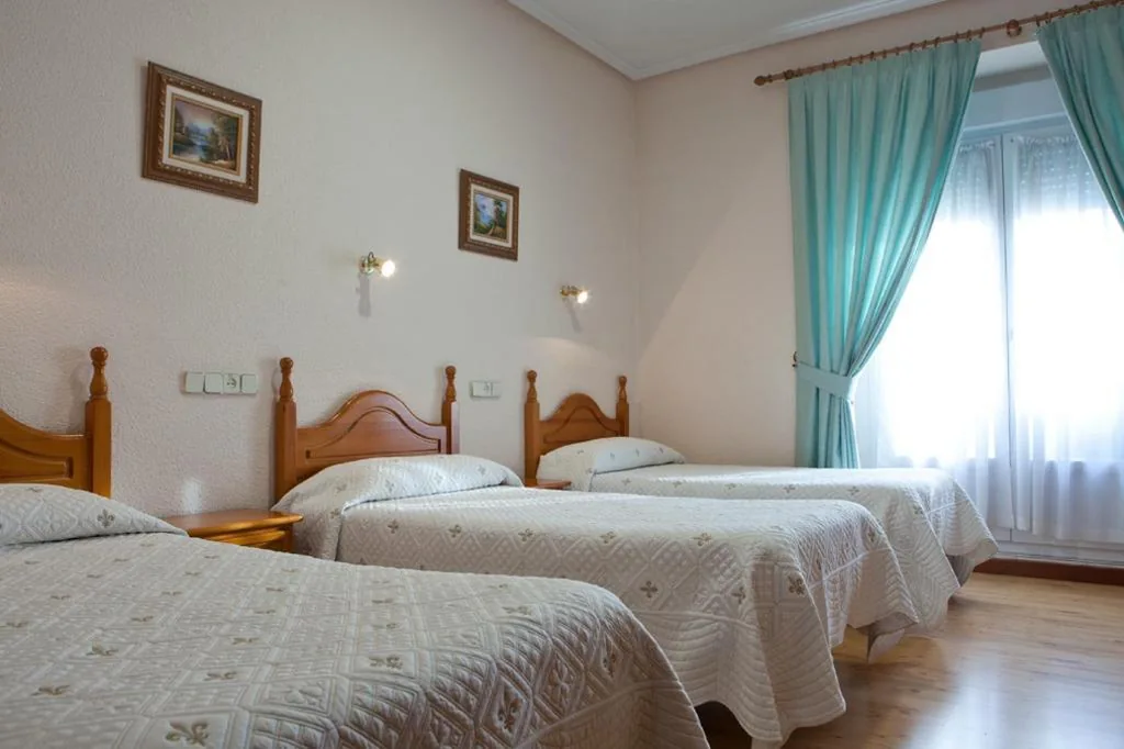 Dreibettzimmer — Hostal Zamora