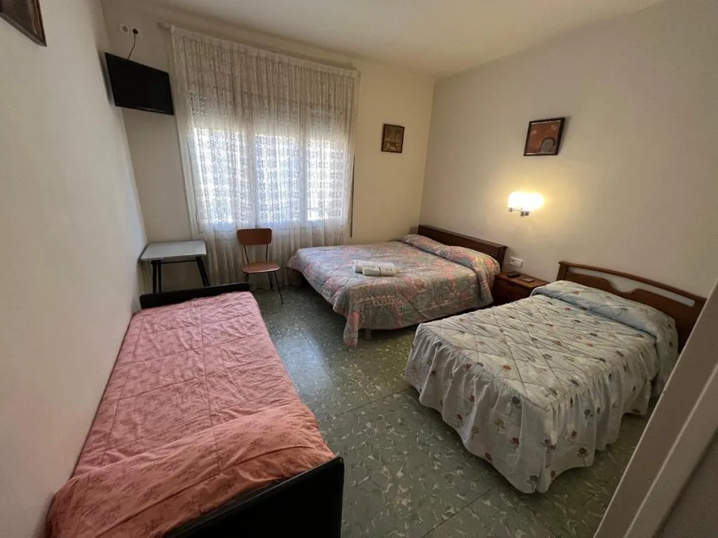 Camera quadrupla con bagno condiviso — Hostal Zurich