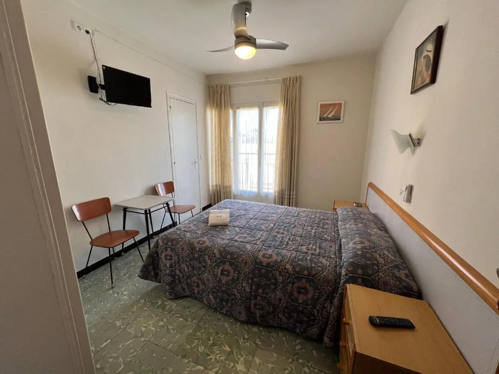 Camera doppia con balcone — Hostal Zurich
