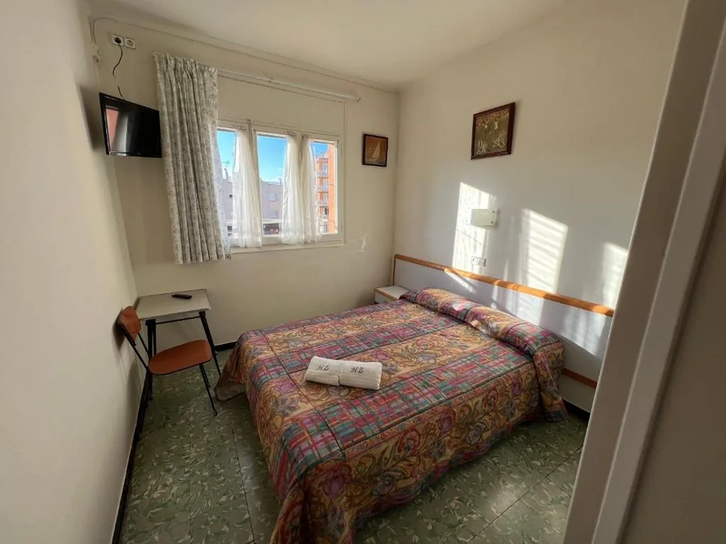 Camera doppia con bagno condiviso — Hostal Zurich