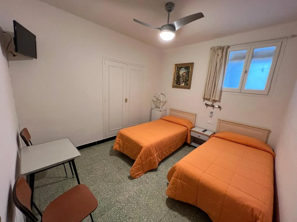 Camera doppia con bagno privato — Hostal Zurich