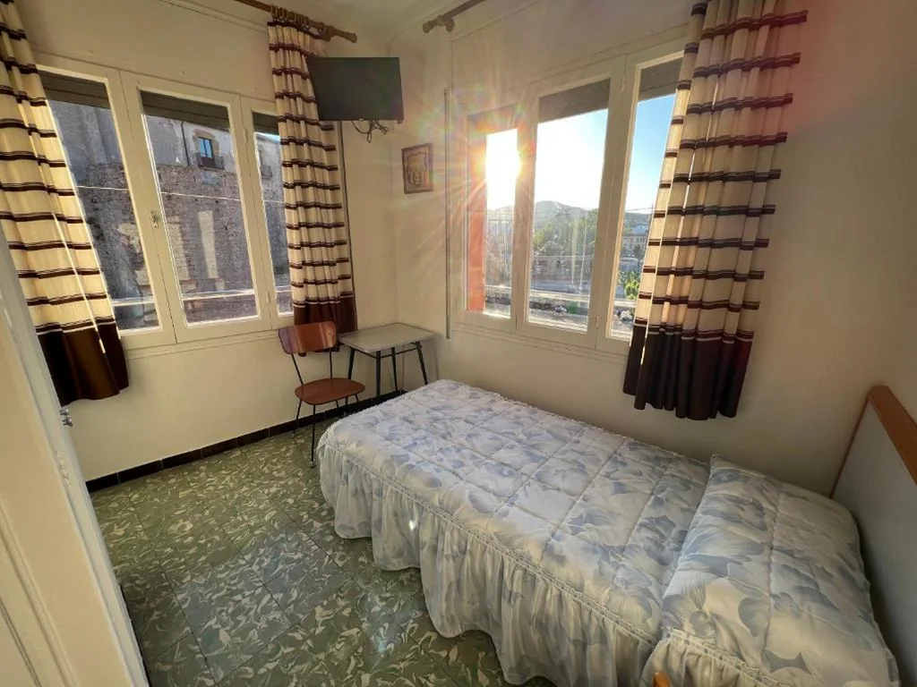 Camera singola con bagno condiviso — Hostal Zurich