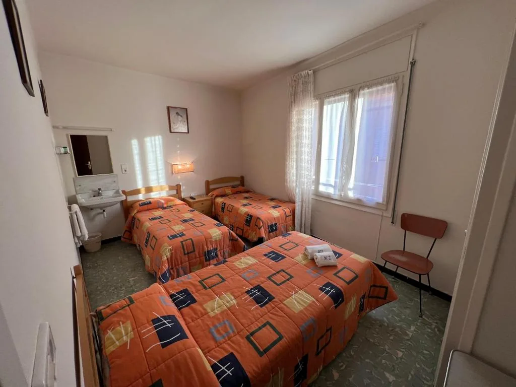 Camera tripla con bagno condiviso — Hostal Zurich