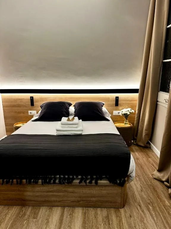 廊下に専用バスルームがあるエコノミーダブルルーム — Hostalin Barcelona Gran Via