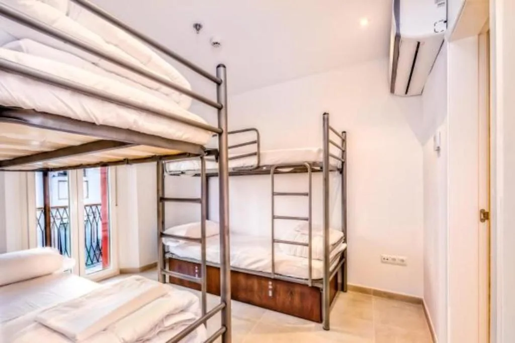 Vierpersoonskamer met badkamer — Hostel A2C