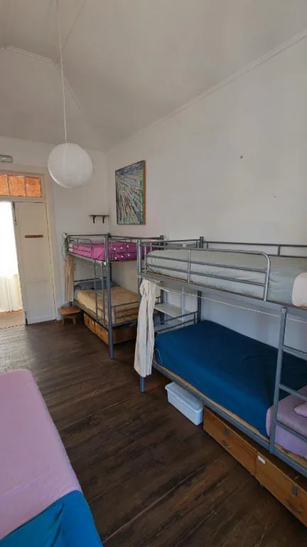 Lit dans un dortoir de 5 lits — Hostel Albergue La Casa Encantada