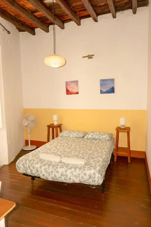 Chambre Double avec salle de bains commune — Hostel Albergue La Casa Encantada