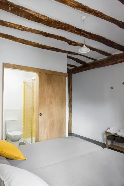 Chambre double avec salle de bains privative - 2 lits et lit d’appoint — Hostel.B