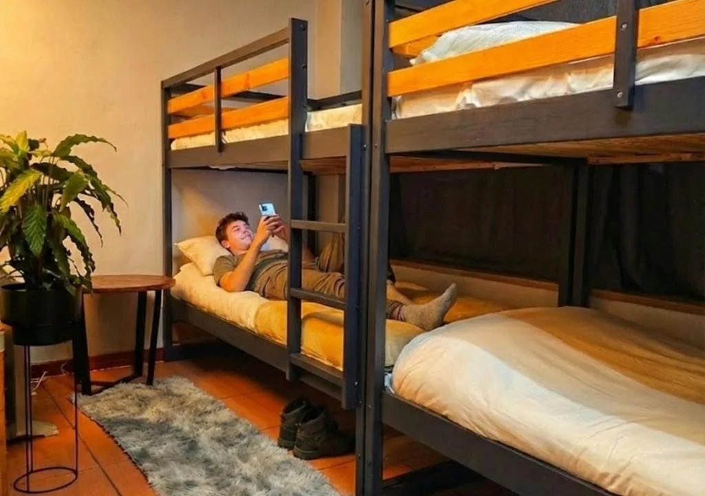 Cama en habitación compartida femenina de 6 camas — Hostel Cangas Backpackers